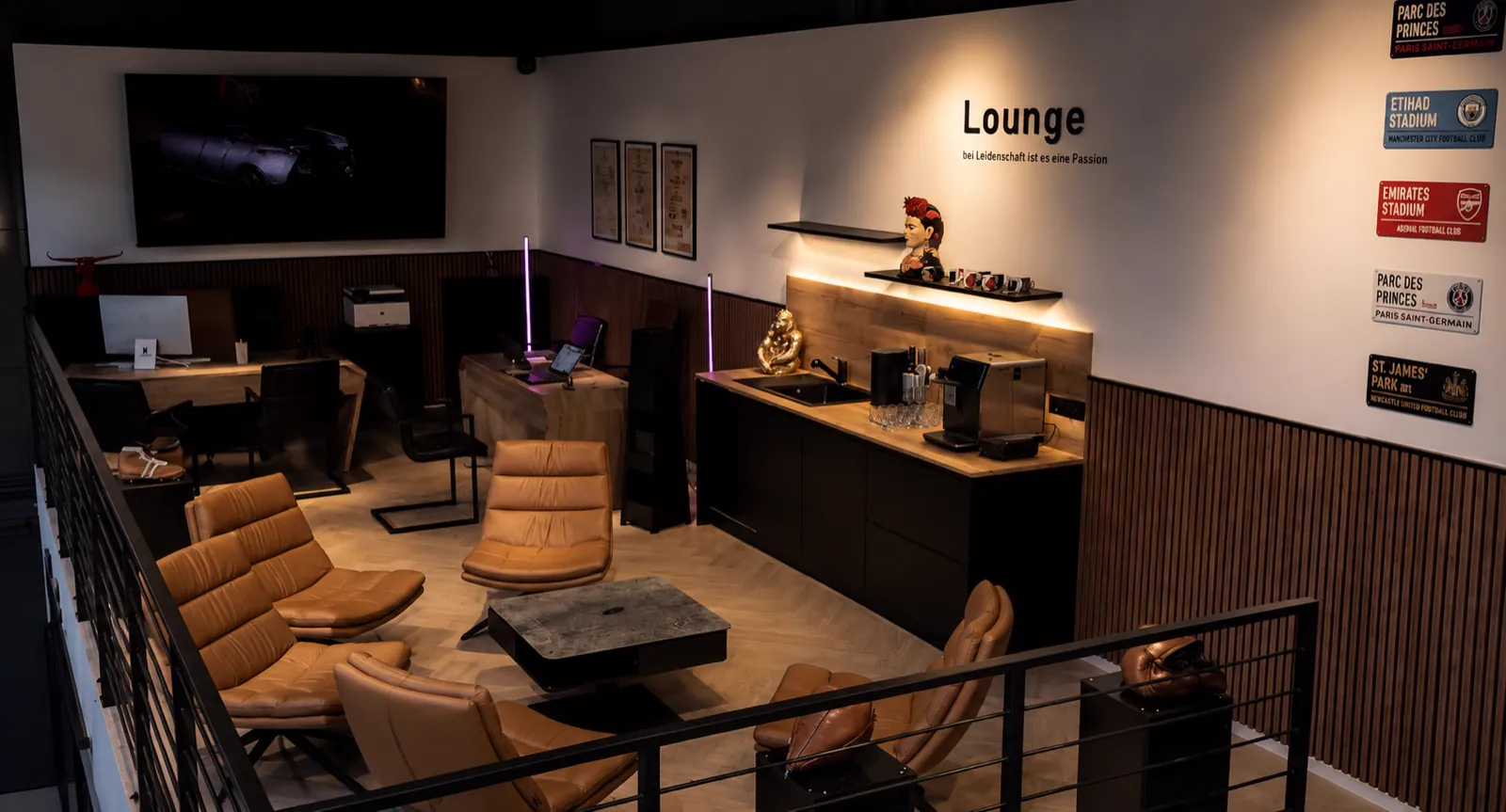 AUTOWERK Bornheim Kunden-Lounge mit warmem Licht und Espresso-Bar