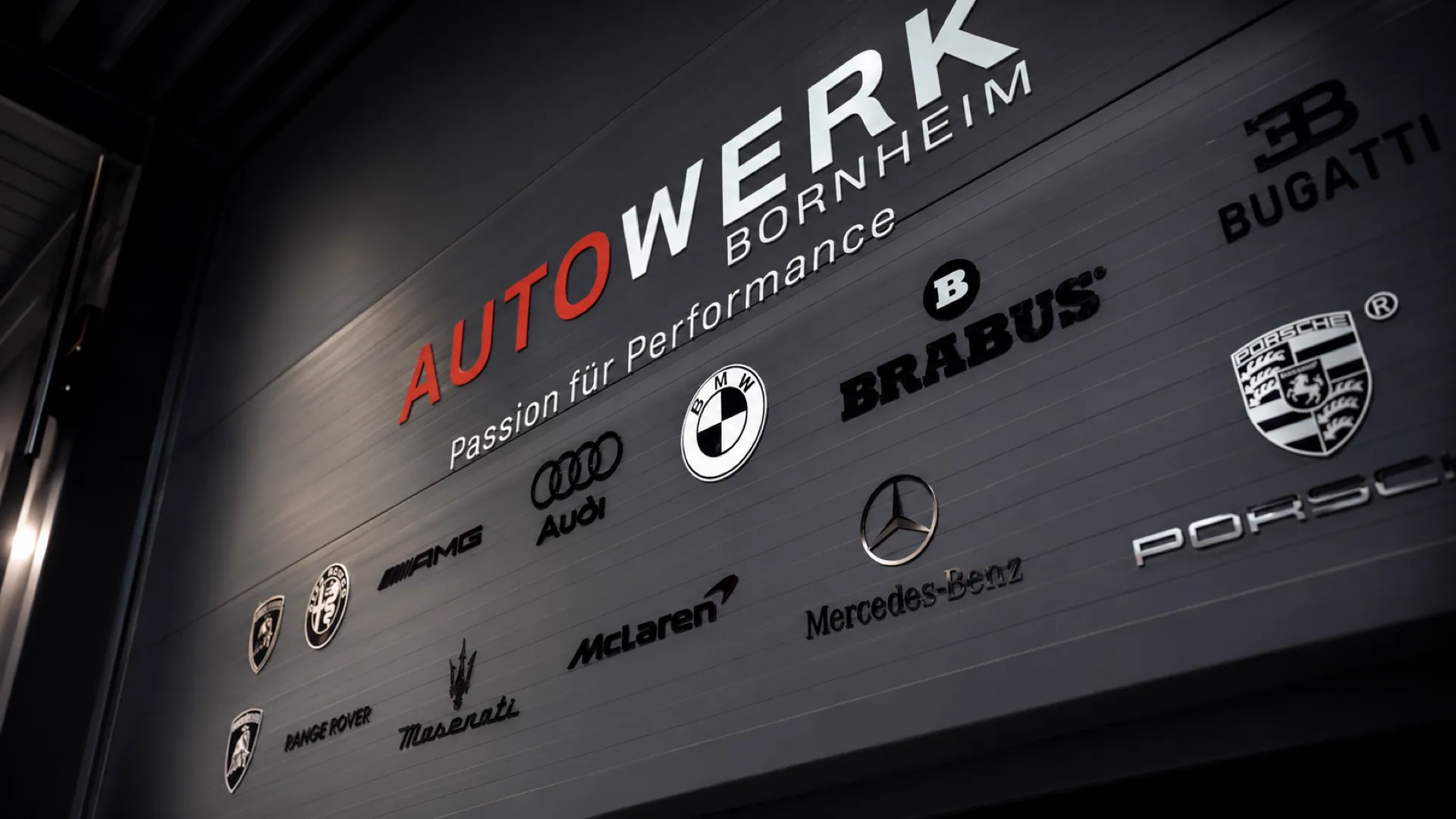 AUTOWERK Bornheim Marken-Wand mit den von uns geführten Premium-Marken